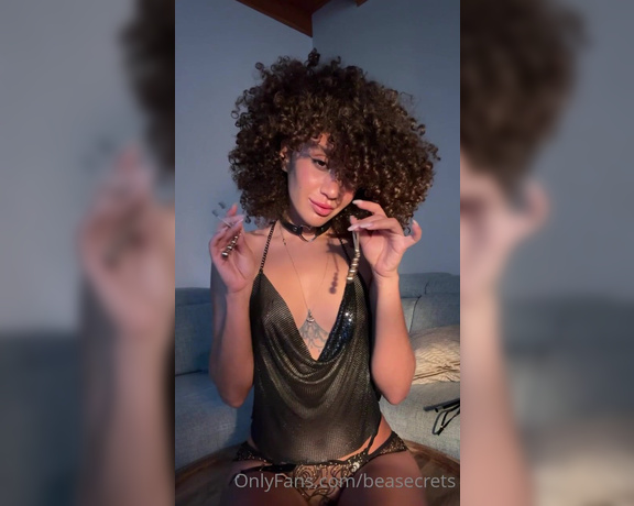 Beatrice Segreti aka beasecrets - 08-20-2023 OnlyFans Video - Chi sa cosa sono questi gioiellini che tengo in mano Rispondete nei commenti What are these