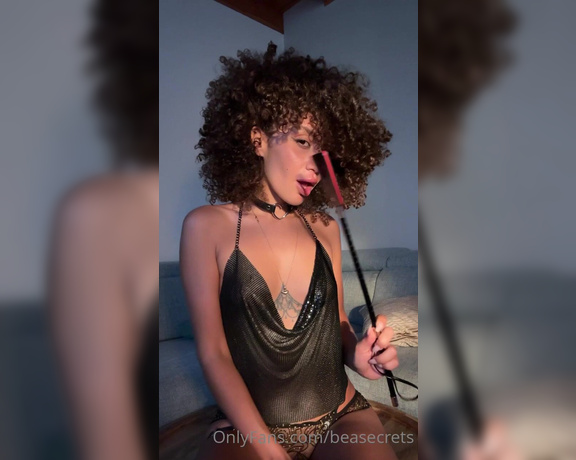 Beatrice Segreti aka beasecrets - 08-20-2023 OnlyFans Video - Chi sa cosa sono questi gioiellini che tengo in mano Rispondete nei commenti What are these