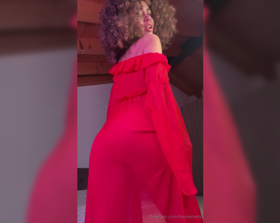 Beatrice Segreti aka beasecrets - 12-28-2023 OnlyFans Video - Non staccare lo sguardo da questo twerking avrai materializzati istantaneamente due buoni propositi per lanno nuovo