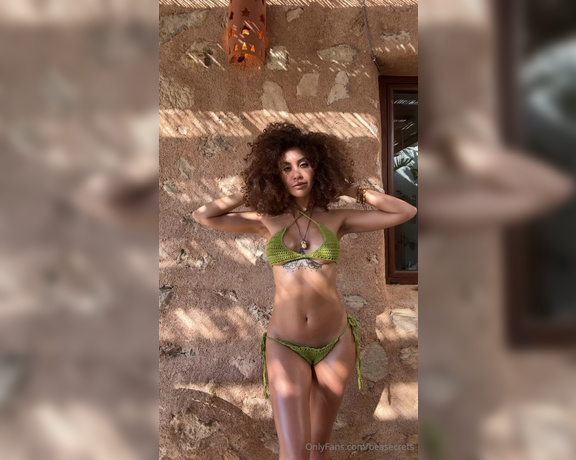 Beatrice Segreti aka beasecrets - 07-18-2024 OnlyFans Video - Questo costume ha voglia di essere tolto