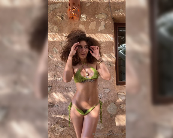 Beatrice Segreti aka beasecrets - 07-18-2024 OnlyFans Video - Questo costume ha voglia di essere tolto