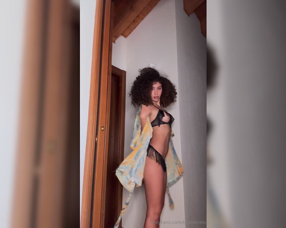 Beatrice Segreti aka beasecrets - 07-27-2024 OnlyFans Video - Mi segui a letto o no Do you follow me to bed or not