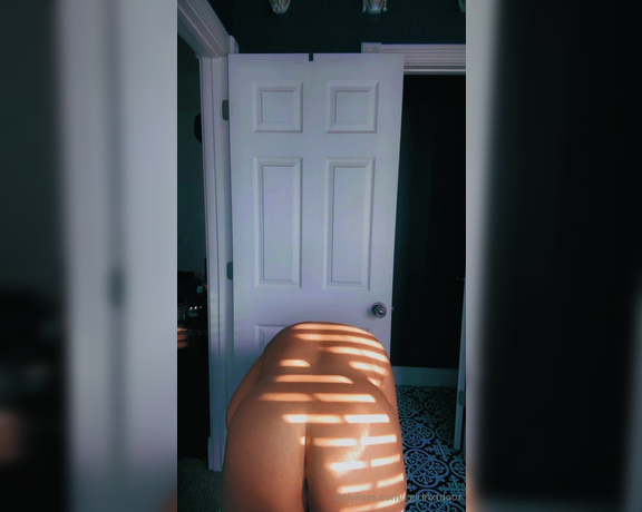 Ggirlnxtdoor aka ggirlnxtdoor - 02-04-2024 OnlyFans Video - Just a little Sunday morning hair drying and music vibe