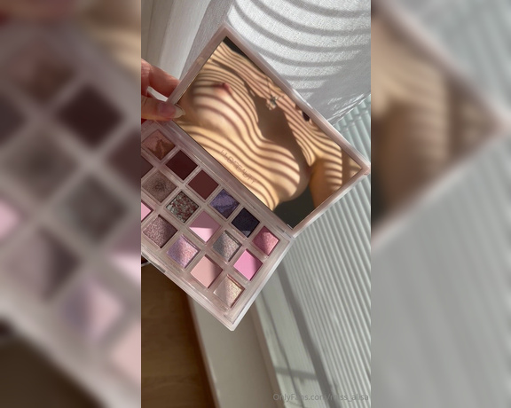 Alissa Foxy aka miss_alisa - 09-06-2023 OnlyFans Video - Hey hey dears How do you like one of my palette Colors are mesmerizing Getting ready