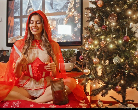 Alissa Foxy aka miss_alisa - 12-28-2024 OnlyFans Video - Todays Christmas Raffle video is a feast for your senses, DRIPPING in gold and OIL