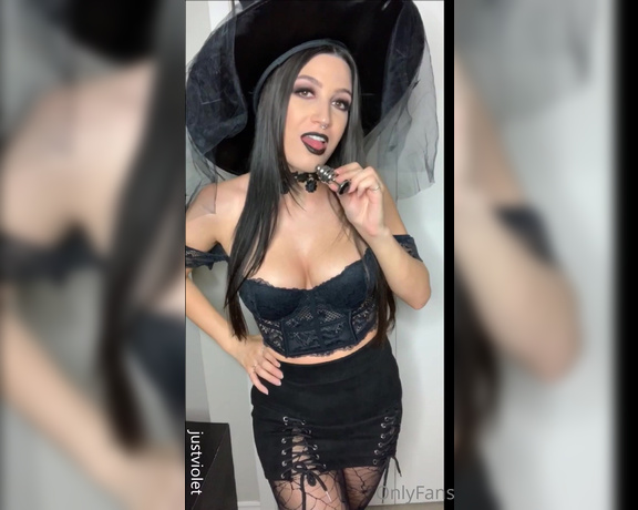 JustViolet aka justviolet - 10-20-2021 OnlyFans Video - Witch stuffs her ass with a dark buttplug