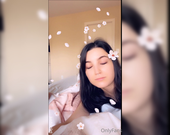 JustViolet aka justviolet - 01-13-2022 OnlyFans Video - Morning rolling around in bed