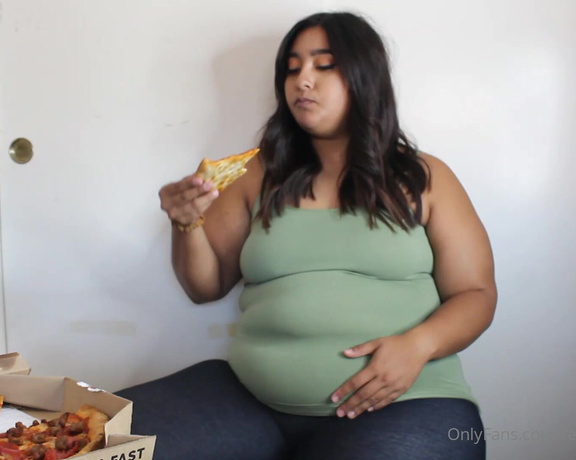 Big Belly Wilson aka feederandfeedee - 10-22-2020 OnlyFans Video - Heres a snippet of me stuffing my chubby face with pizza In totally I have 11