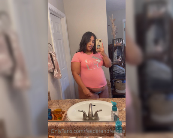 Big Belly Wilson aka feederandfeedee - 08-26-2022 OnlyFans Video - Im blowing up like bubble gum in this pink top not much longer til I POP