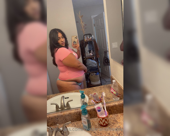 Big Belly Wilson aka feederandfeedee - 08-26-2022 OnlyFans Video - Im blowing up like bubble gum in this pink top not much longer til I POP