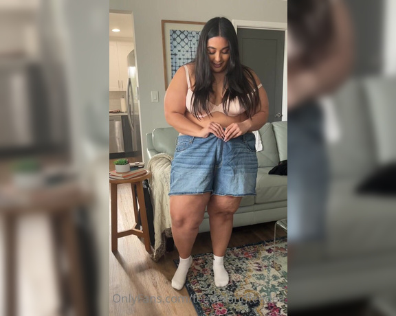 Big Belly Wilson aka feederandfeedee - 05-01-2023 OnlyFans Video - Squeezing myself into Emmas shorts