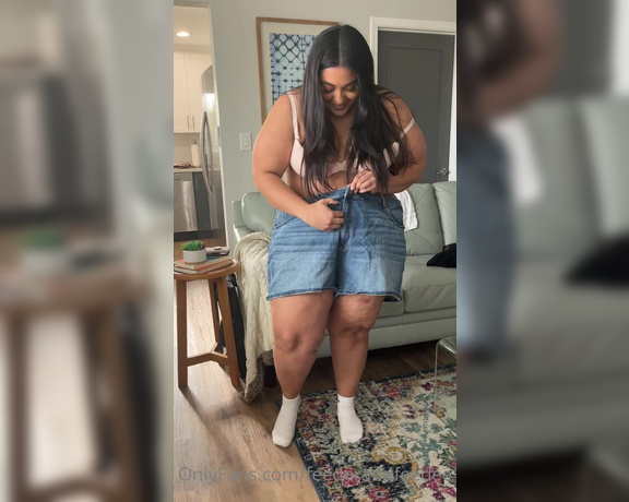 Big Belly Wilson aka feederandfeedee - 05-01-2023 OnlyFans Video - Squeezing myself into Emmas shorts