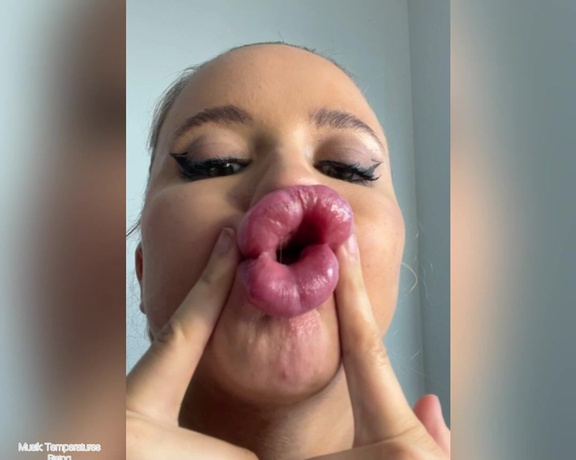 Jessy Bunny aka jessy.bunny.official - 04-20-2021 OnlyFans Video - Do you like my lips daddy