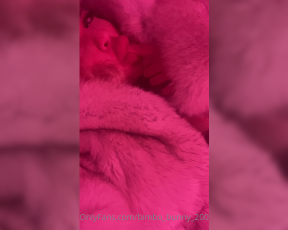 Jessy Bunny aka jessy.bunny.official - 08-10-2021 OnlyFans Video - Playing with my big lips while wearing fur