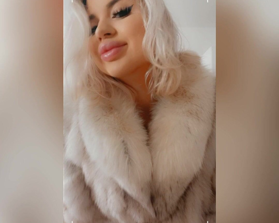 Jessy Bunny aka jessy.bunny.official - 08-01-2021 OnlyFans Video - Guess what I am wearing under this big soft furcoat