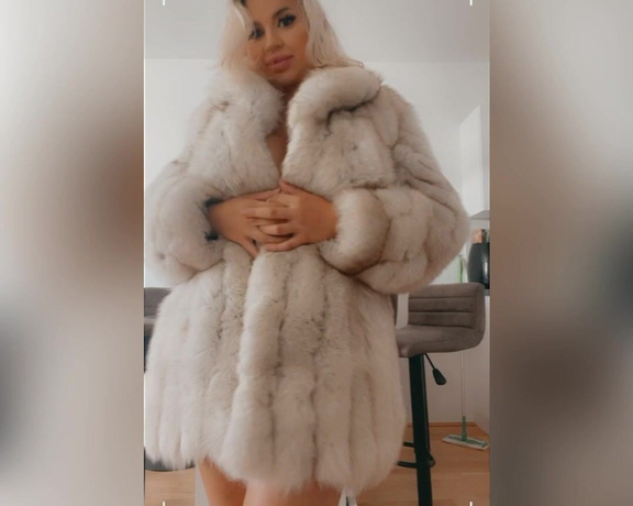 Jessy Bunny aka jessy.bunny.official - 08-01-2021 OnlyFans Video - Guess what I am wearing under this big soft furcoat