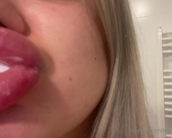 Jessy Bunny aka jessy.bunny.official - 04-05-2022 OnlyFans Video - I love how my lips look while I am brushing my teeth