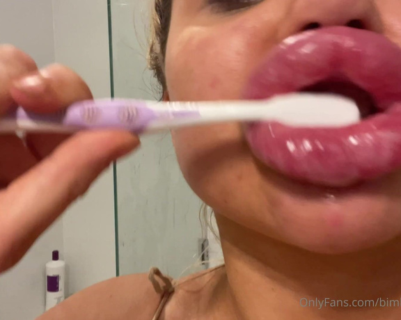 Jessy Bunny aka jessy.bunny.official - 05-05-2022 OnlyFans Video - Brushing teeth with my fresh lips