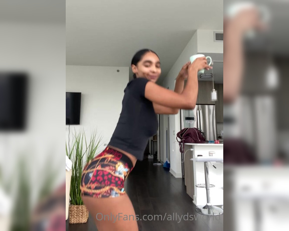 Allydsworld - Lol this preworkout got me a little hyper f (20.10.2022)