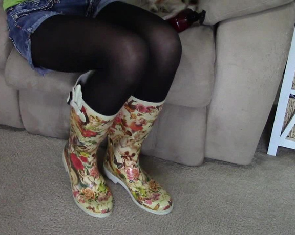 BuddahsPlayground - Doll Face Rain Boots Bounce and Crossed, Boot Fetish, Boots, Crossed Legs Fetish, Leggings, Short Shorts, ManyVids