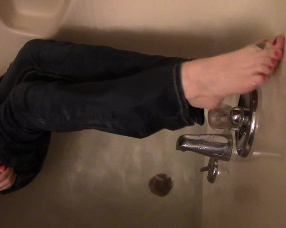 BuddahsPlayground - Wet Jeans and T Shirt in Bathtub, Bathtub Fetish, Wet Look, Wet T-Shirt, Jeans Fetish, Feet, ManyVids