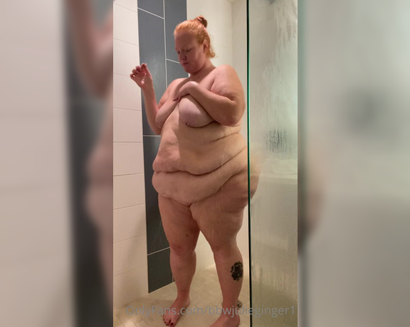 Julie Ginger aka bbwjulieginger1 - 11-12-2021 OnlyFans Video - I enjoyed a nice hot shower and smoke this evening  i look good all wet