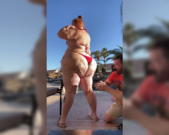 Julie Ginger aka bbwjulieginger1 - 01-20-2022 OnlyFans Video - Yesterday i wanted to be oiled down for my poolside photo shoot so my good friend