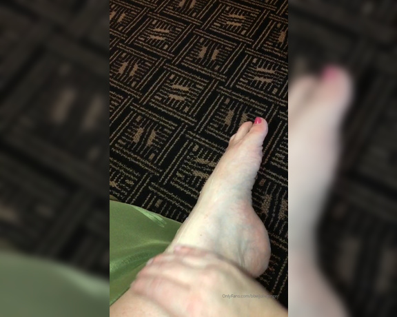 Julie Ginger aka bbwjulieginger1 - 11-23-2019 OnlyFans Video - Where are my feet lovers at Enjoy a clip of me putting lotion on my feet