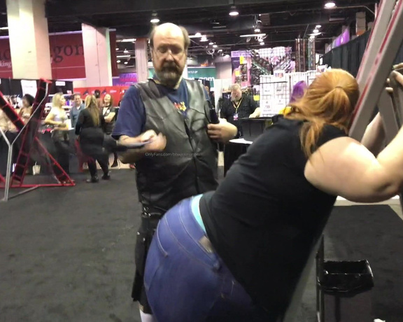 Julie Ginger aka bbwjulieginger1 - 04-24-2020 OnlyFans Video - Julie get flogged with an electric flogger In this throwback to Chicago 2018 Exxxotica