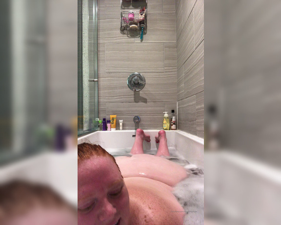 Julie Ginger aka bbwjulieginger1 - 11-30-2019 OnlyFans Video - Watch Julie tease you as she enjoys a hot bubble bath