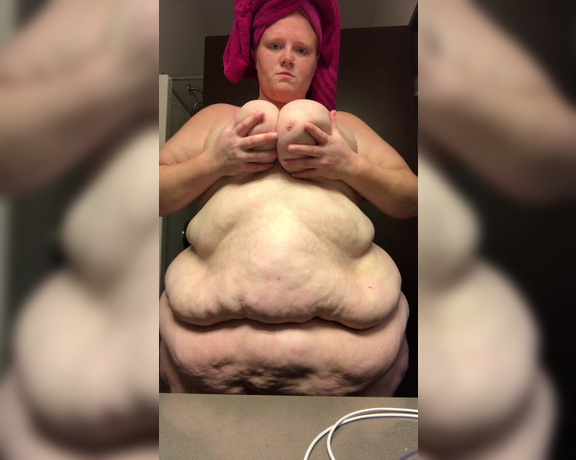 Julie Ginger aka bbwjulieginger1 - 11-21-2019 OnlyFans Video - Just putting lotion on my big breasts and tummy