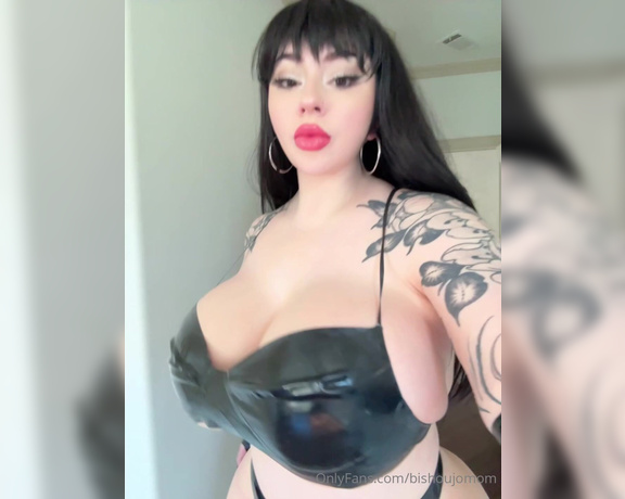 Juliette Michele aka bishoujomom - 10-24-2024 OnlyFans Video - Do you like seeing mommy in latexLife update_ Someone broke in, shattered my rental cars window,