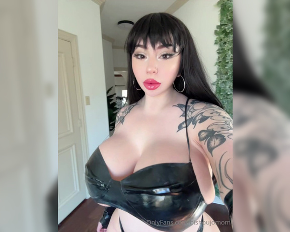 Juliette Michele aka bishoujomom - 10-24-2024 OnlyFans Video - Do you like seeing mommy in latexLife update_ Someone broke in, shattered my rental cars window,