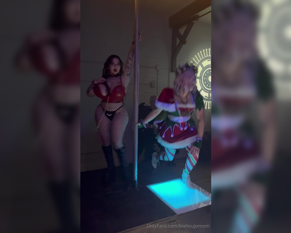 Juliette Michele aka bishoujomom - 12-07-2024 OnlyFans Video - I had a wild time at a Christmas party tonight  Would you dance with me