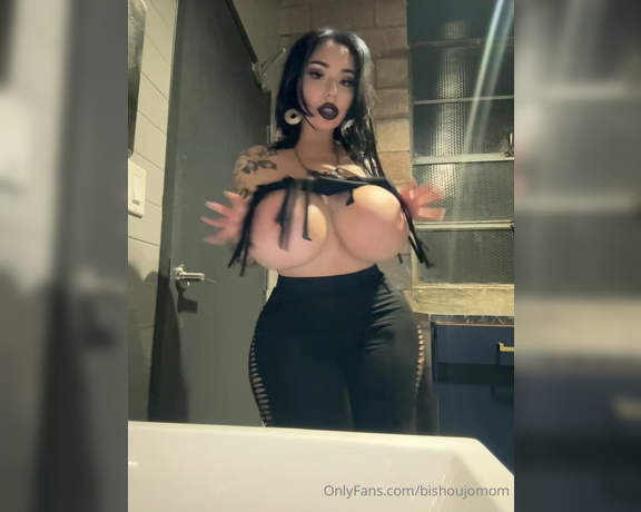 Juliette Michele aka bishoujomom - 09-02-2024 OnlyFans Video - Went to my fav bar again last night  had to take a little slutty video