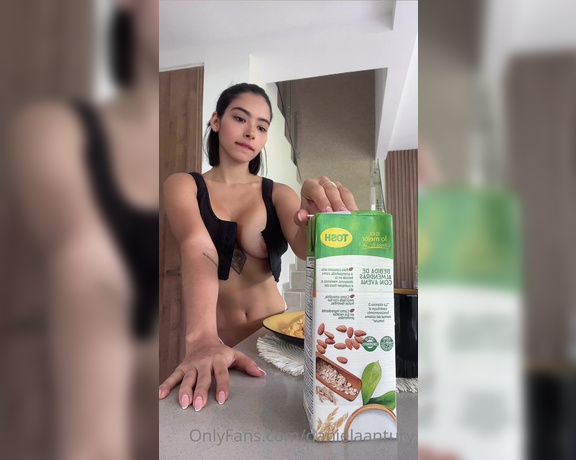 Daniela Antury aka danielaantury - 07-12-2022 OnlyFans Video - Good morningggg  Ya desayunaron