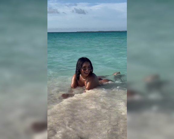 Daniela Antury aka danielaantury - 07-21-2024 OnlyFans Video - Tú y yo en una playa sola  sonariamos así