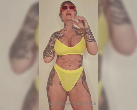 AlexxaVice aka alexxavice - 05-11-2023 OnlyFans Video - figuring out jiggly tiktoks on_g4ik