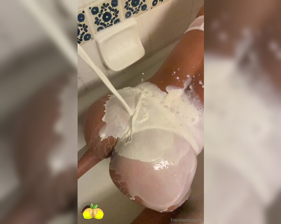 Frecklemonade aka frecklemonade - 01-21-2024 OnlyFans Video - My milk shake brings all the boys to the yard