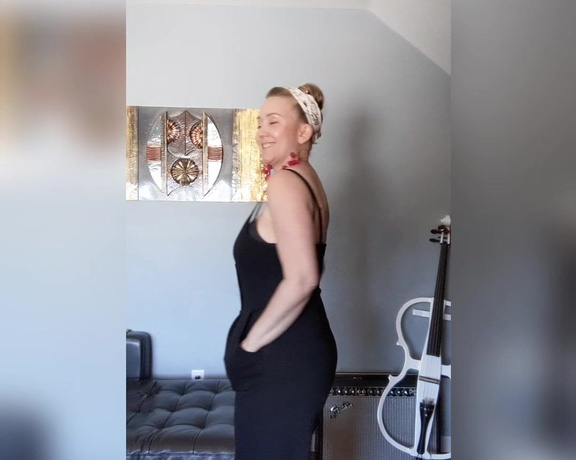 Crystal Sunshine aka crystal.sunshine - 04-20-2021 OnlyFans Video - Is this too low cut for work