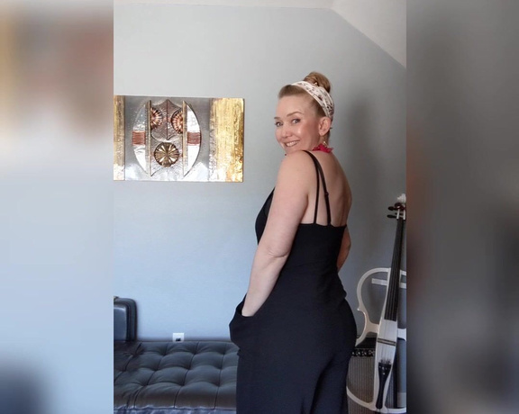 Crystal Sunshine aka crystal.sunshine - 04-20-2021 OnlyFans Video - Is this too low cut for work