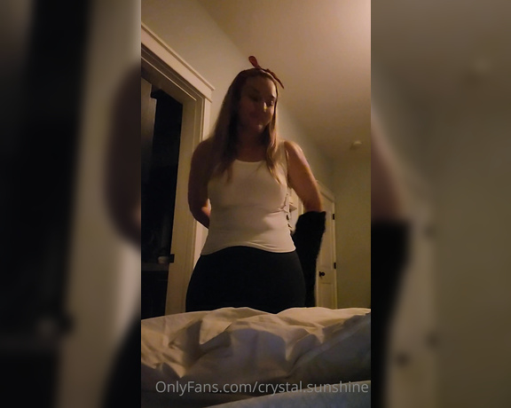 Crystal Sunshine aka crystal.sunshine - 08-22-2021 OnlyFans Video - Long flight home and so ready to climb into bed Sounds great, doesnt it