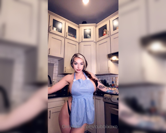 Cubbi Thompson aka cubbixoxo - 07-03-2022 OnlyFans Video - What are we cooking