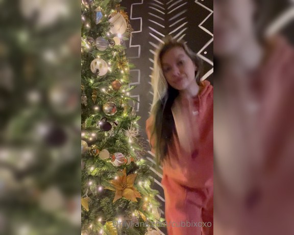 Cubbi Thompson aka cubbixoxo - 11-27-2022 OnlyFans Video - I put up my tree today What do you think