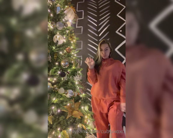 Cubbi Thompson aka cubbixoxo - 11-27-2022 OnlyFans Video - I put up my tree today What do you think