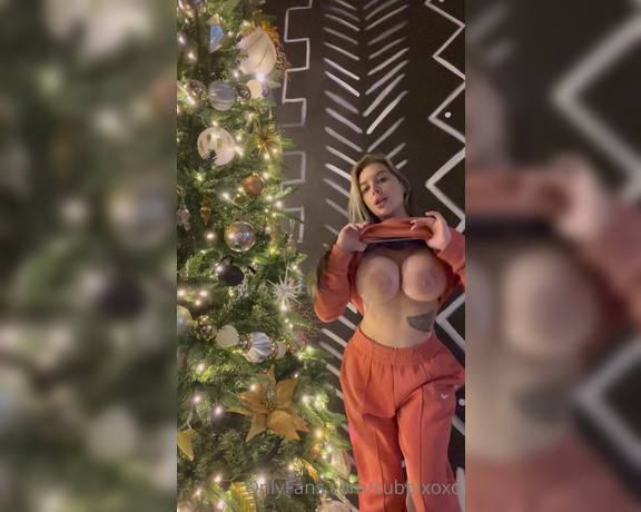 Cubbi Thompson aka cubbixoxo - 11-27-2022 OnlyFans Video - I put up my tree today What do you think