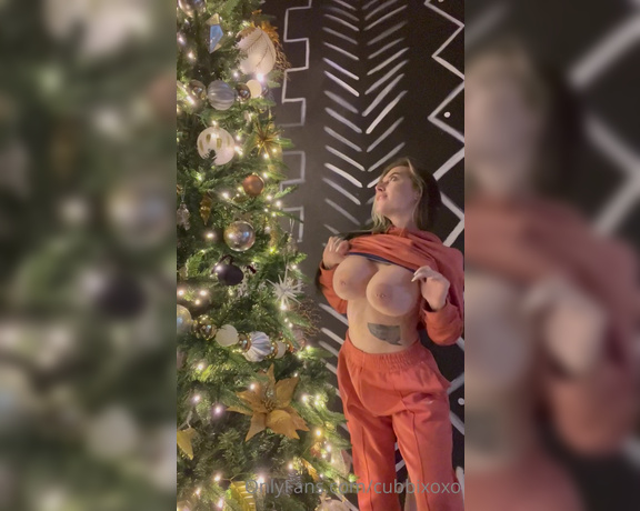 Cubbi Thompson aka cubbixoxo - 11-27-2022 OnlyFans Video - I put up my tree today What do you think