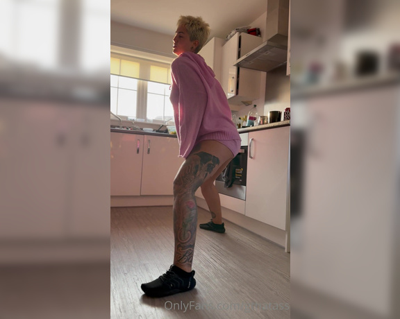 Gthatass aka gthatass - 06-05-2023 OnlyFans Video - Dancing in my pals kitchen  Im dancing to the golden hour sunset