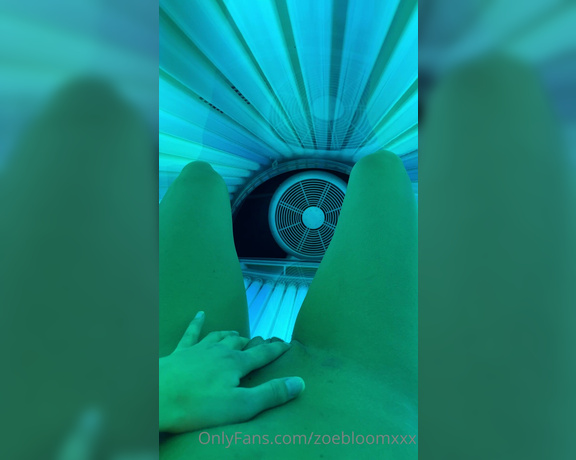 Zoe Bloom aka zoebloomxxx - 06-29-2020 OnlyFans Video - Feeling myself up in the tanning bed