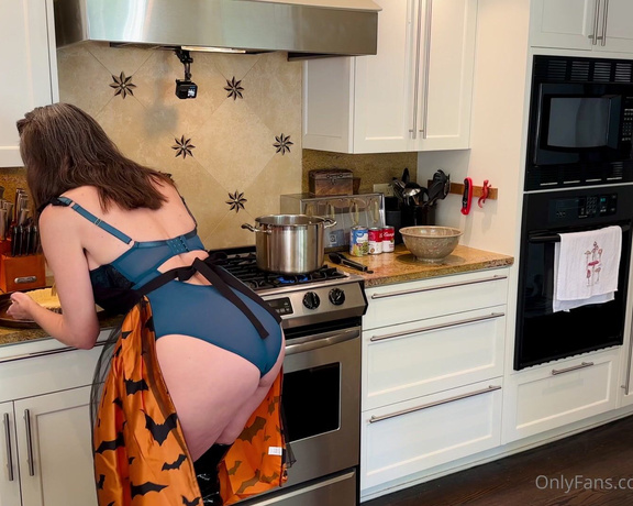 Good Lord Lori aka goodlordlori - 10-09-2024 OnlyFans Video - Lets cook chicken pot pie Plus, new lingerie review and a FULL STRIP Well, I keep